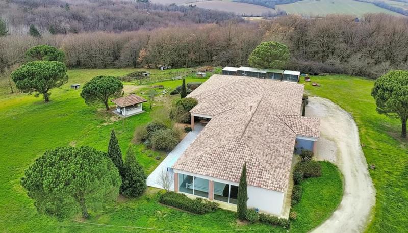 Maison - 377 m² - 7 pièces