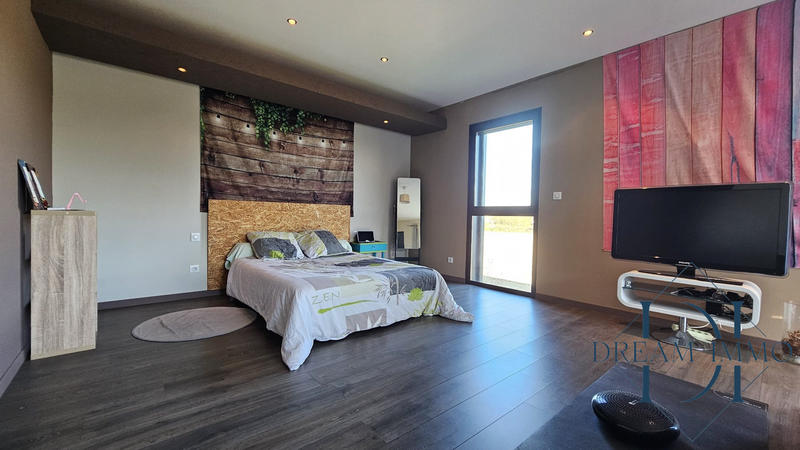 Maison - 235 m² - 6 pièces