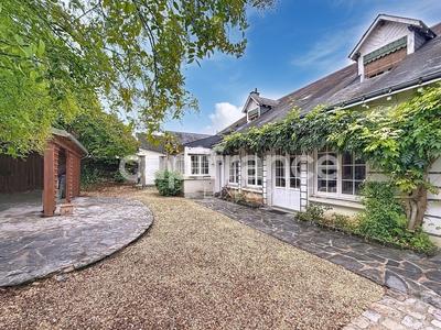 Maison - 305 m² - 9 pièces