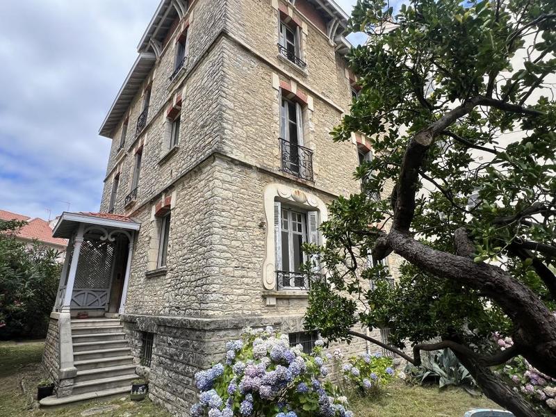 Maison - 280 m² - 9 pièces