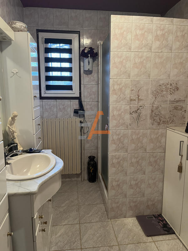 Maison - 237 m² - 9 pièces