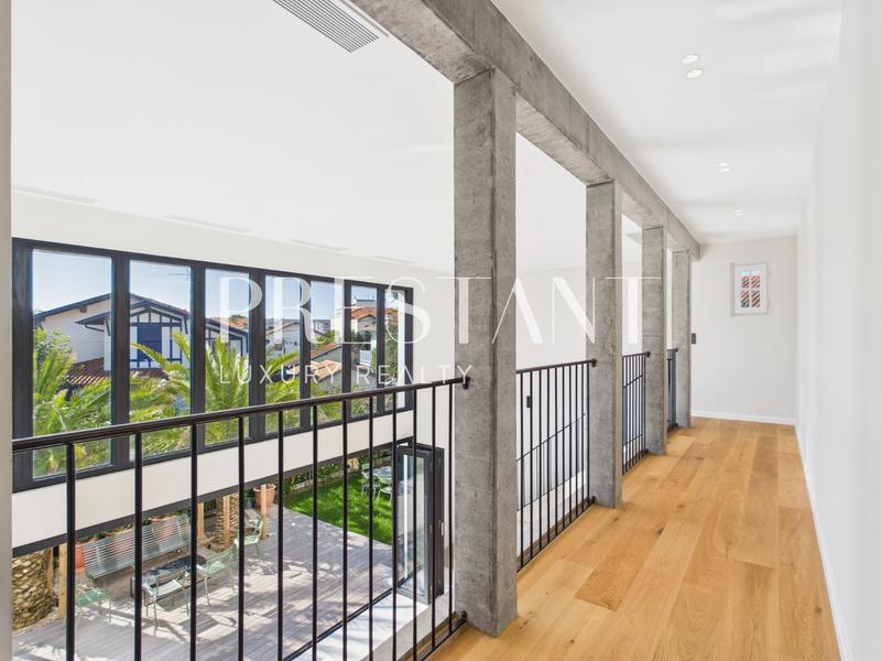 Maison - 290 m² - 8 pièces