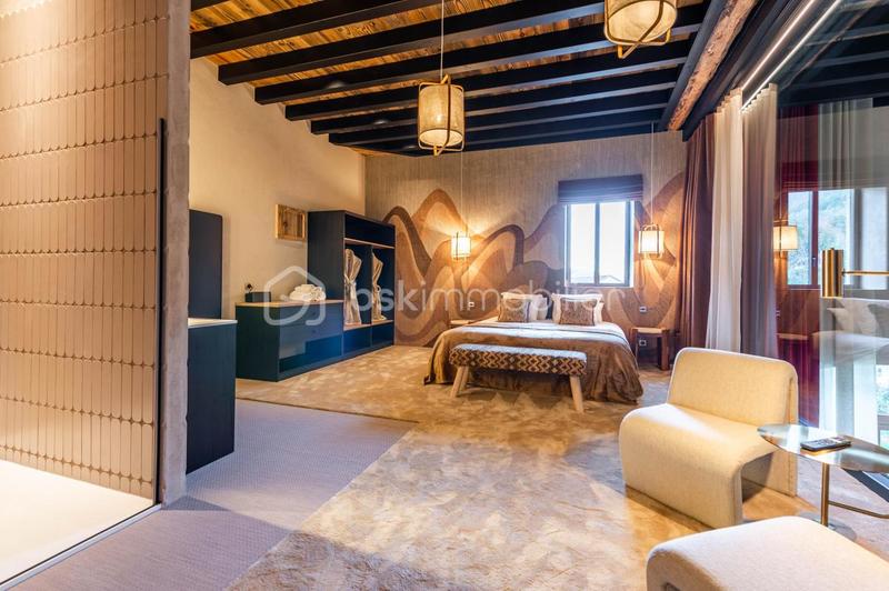 Maison - 303 m² - 8 pièces