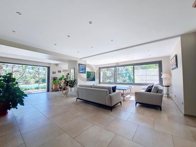 Propriété - 262 m² - 5 pièces