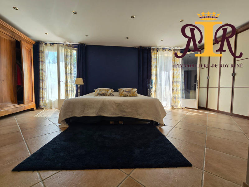 Maison - 334 m² - 10 pièces