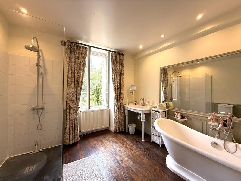 Maison - 247 m² - 8 pièces