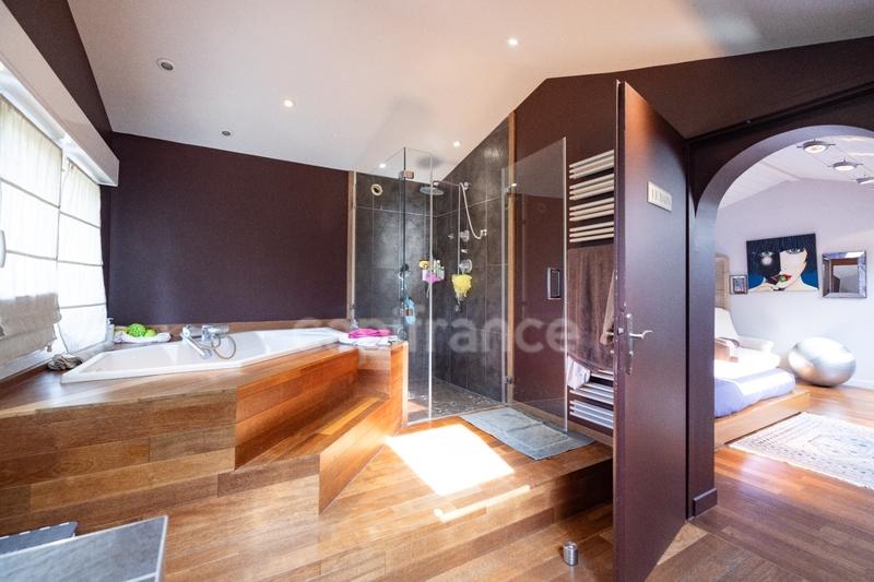 Maison - 300 m² - 12 pièces