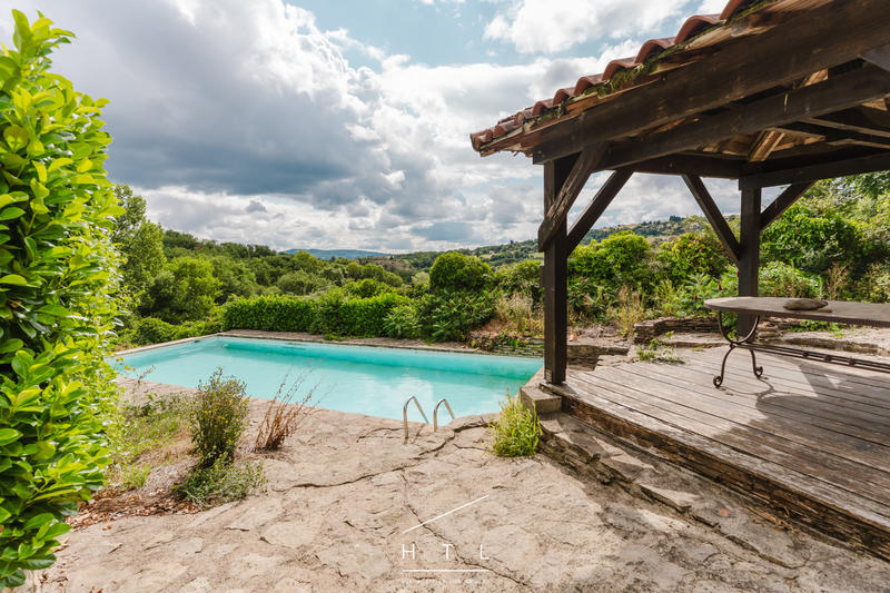 Maison - 261 m² - 6 pièces