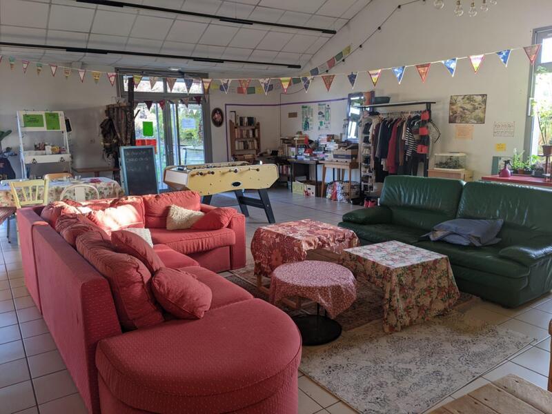 Vide grenier sauvage sur un transat