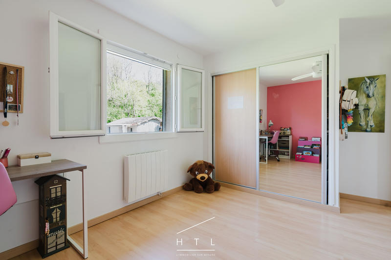 Maison - 225 m² - 9 pièces