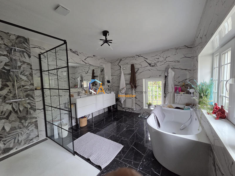 Maison - 233 m² - 8 pièces