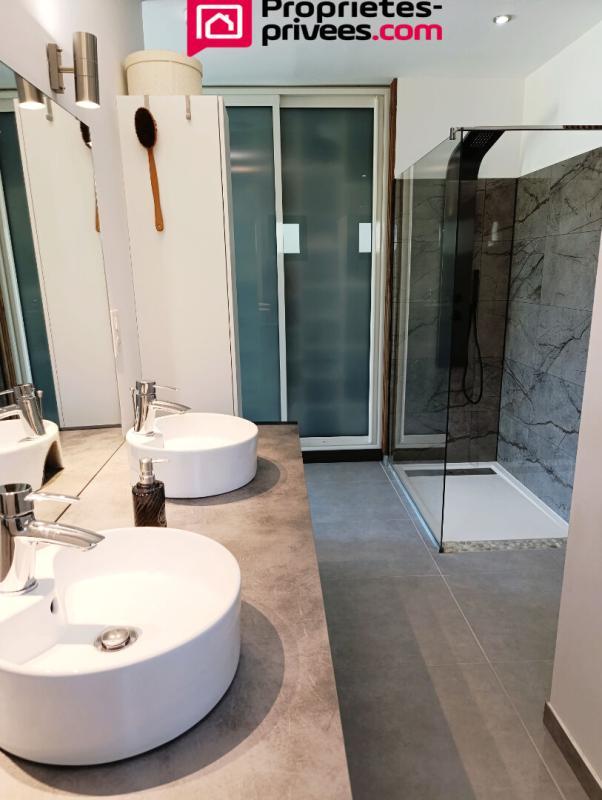 Propriété - 225 m² - 8 pièces