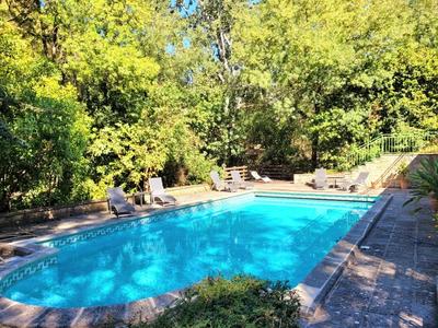 Propriété - 240 m² - 9 pièces