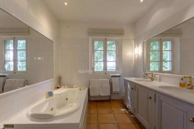 Mas - 300 m² - 9 pièces