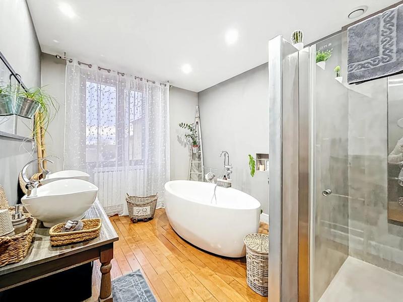 Maison - 310 m² - 11 pièces