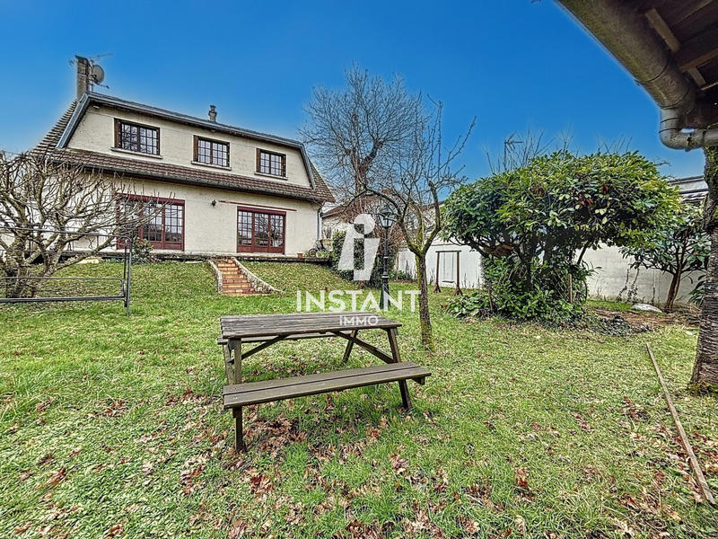 Maison traditionnelle - 200 m² - 8 pièces