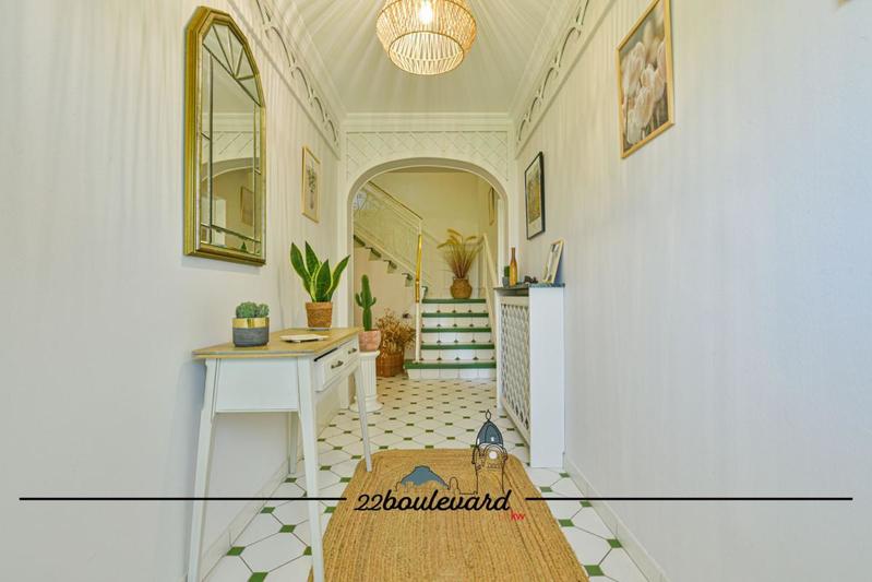 Maison - 220 m² - 7 pièces