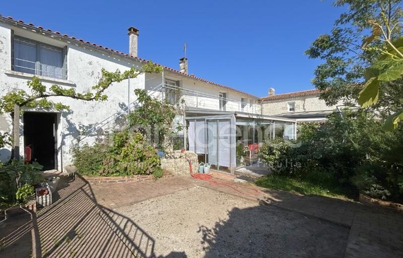 Maison - 247 m² - 9 pièces