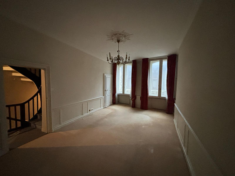 Maison - 255 m² - 9 pièces