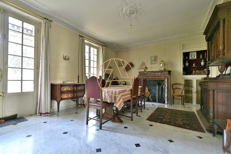 Maison - 203 m² - 9 pièces