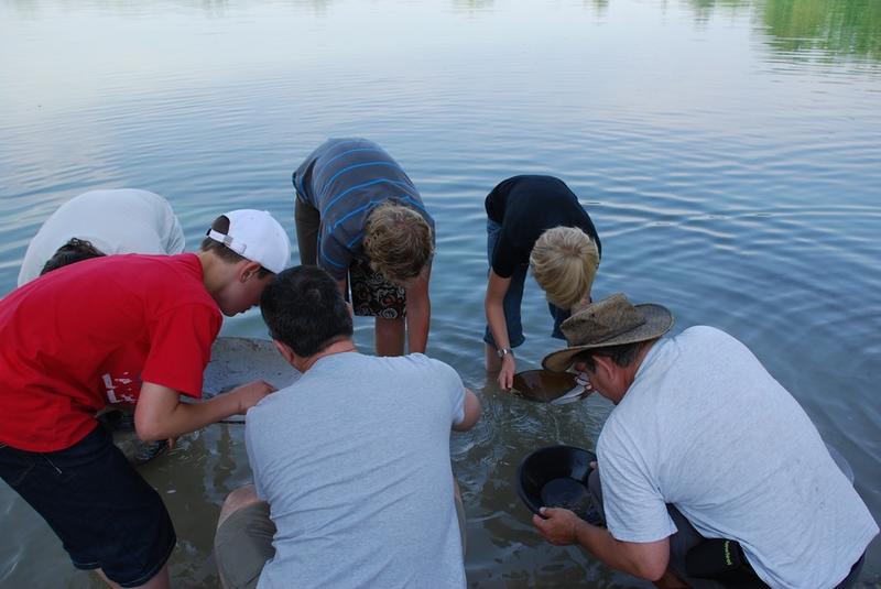 Atelier d'orpaillage : cherchez des paillettes d'or dans le sable de nos gravières !