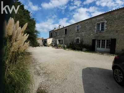 Maison - 300 m² - 8 pièces