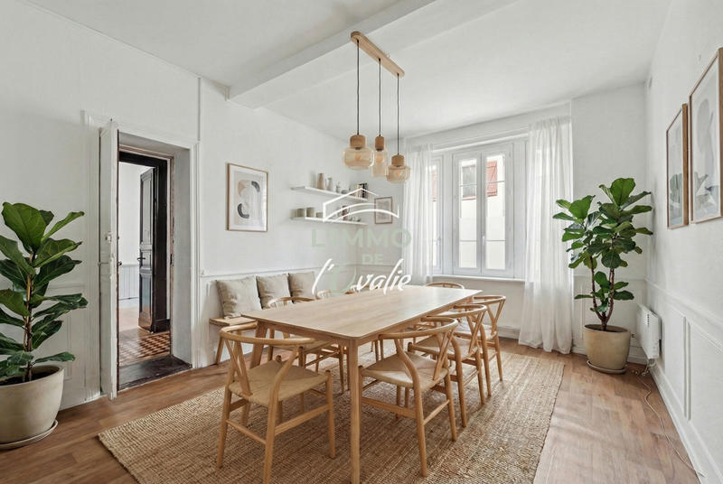 Maison - 327 m² - 9 pièces