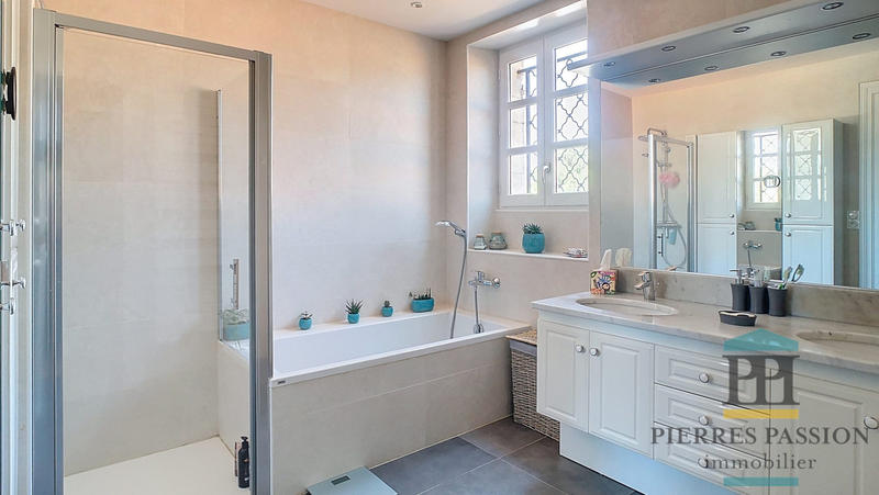 Maison - 275 m² - 9 pièces