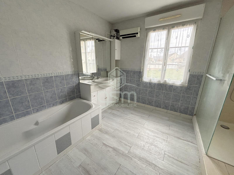 Maison traditionnelle - 198 m² - 6 pièces