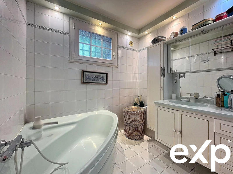 Maison - 180 m² - 7 pièces