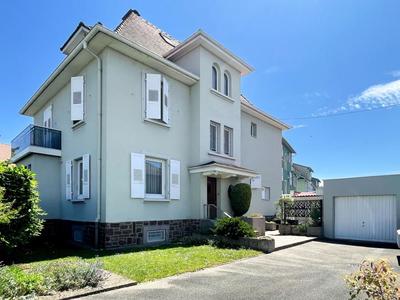 Maison traditionnelle - 200 m² - 11 pièces