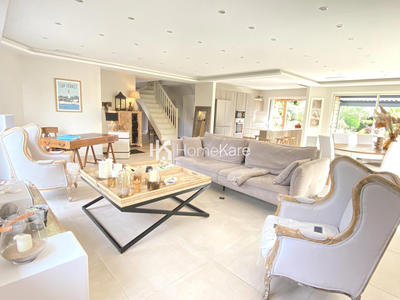 Maison - 201 m² - 7 pièces