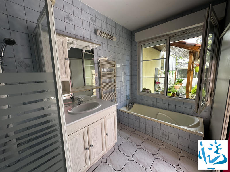 Maison - 180 m² - 8 pièces