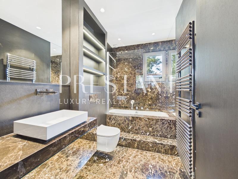 Maison - 265 m² - 9 pièces