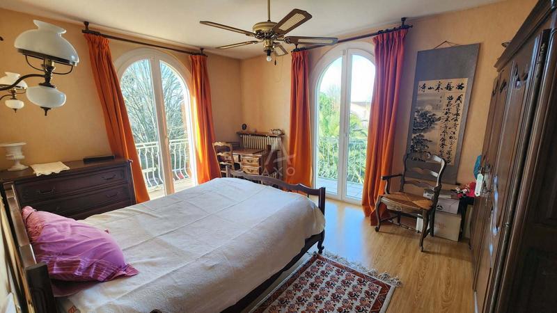 Maison - 230 m² - 8 pièces