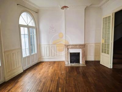 Maison - 197 m² - 8 pièces