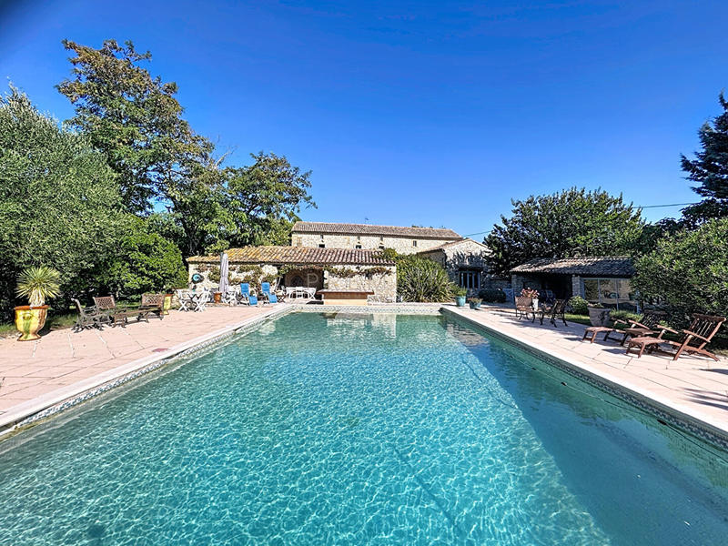 Maison - 331 m² - 9 pièces