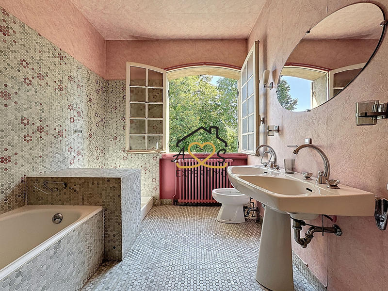 Maison - 240 m² - 11 pièces