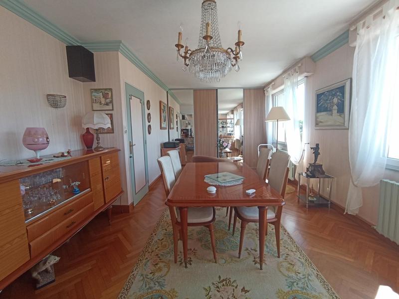 Maison - 211 m² - 16 pièces