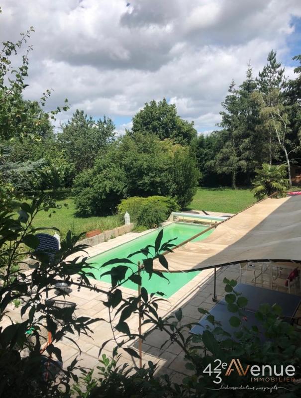 Maison - 360 m² - 8 pièces