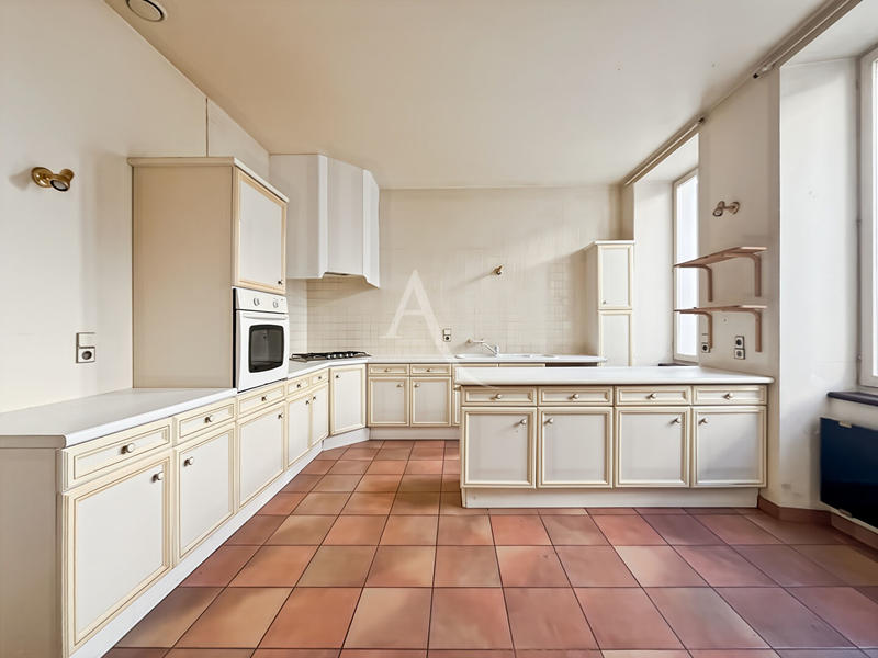 Maison - 230 m² - 8 pièces