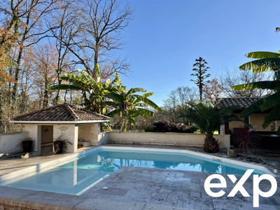 Maison - 240 m² - 8 pièces