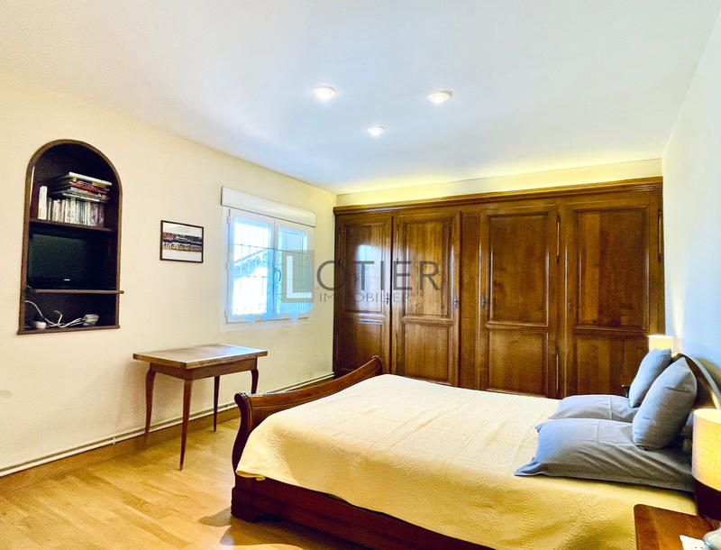 Maison - 240 m² - 8 pièces