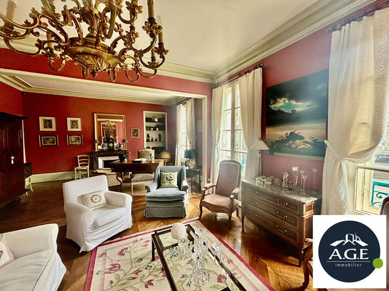 Maison - 270 m² - 9 pièces