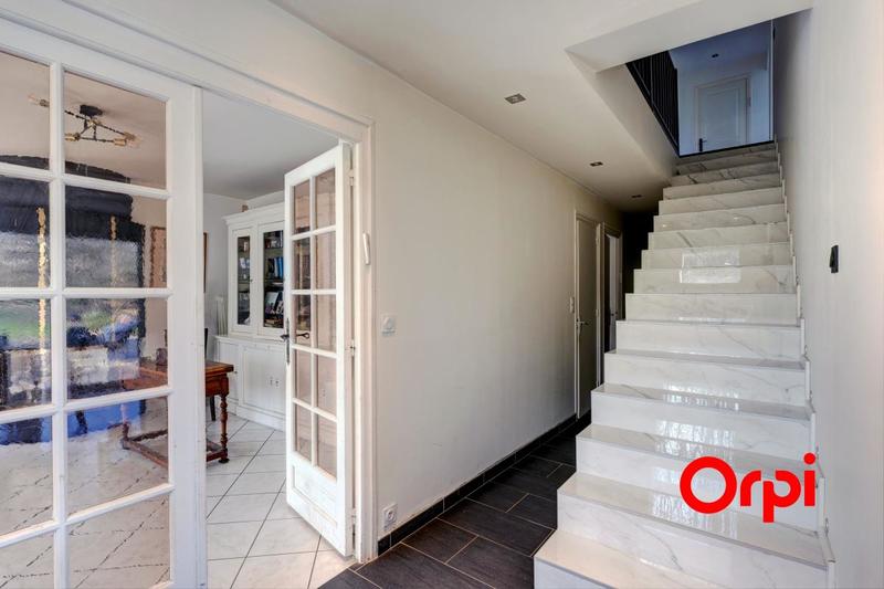 Maison - 242 m² - 8 pièces