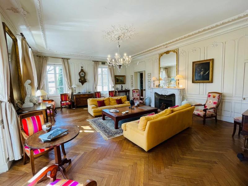 Propriété - 684 m² - 15 pièces