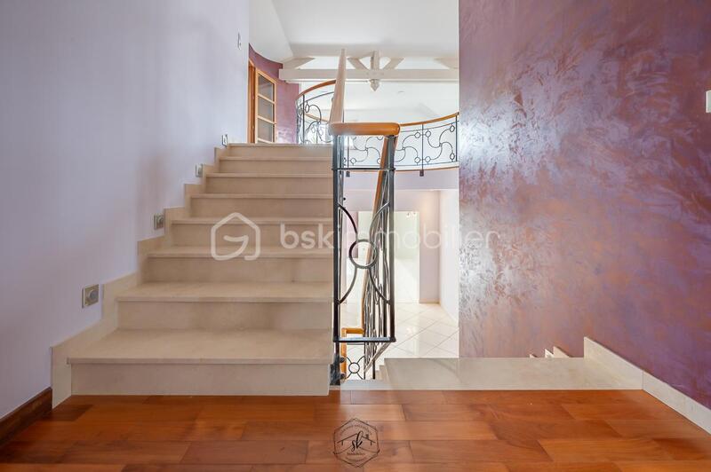 Maison - 204 m² - 6 pièces