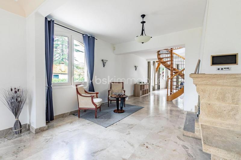 Propriété - 453 m² - 9 pièces