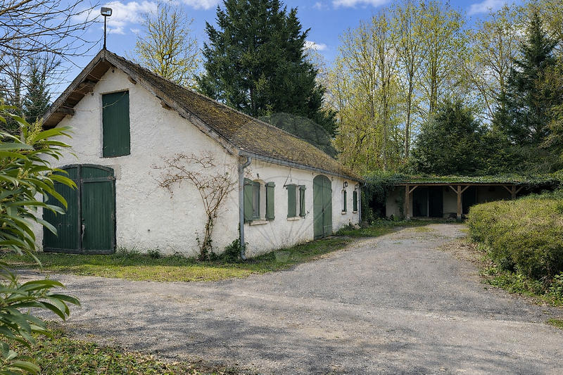 Maison - 1 000 m² - 20 pièces