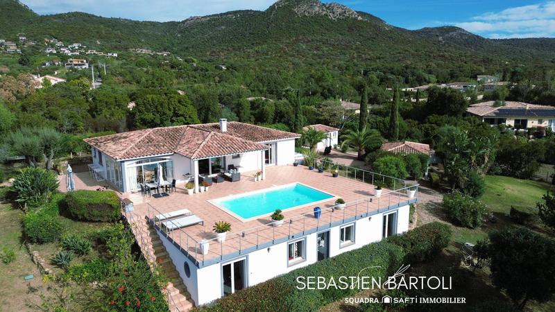 Maison - 192 m² - 7 pièces